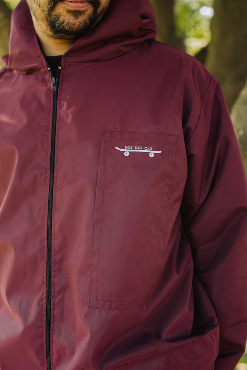 Chaqueta Burdeo con Capucha – Not Too Old
