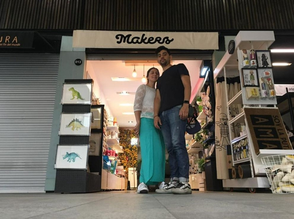 soyrats tienda makers en parque arauco junto a maricarmen