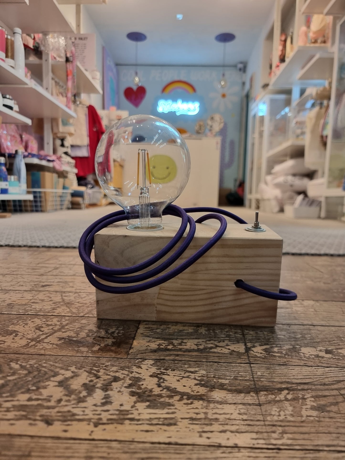 Lámpara morado lateral