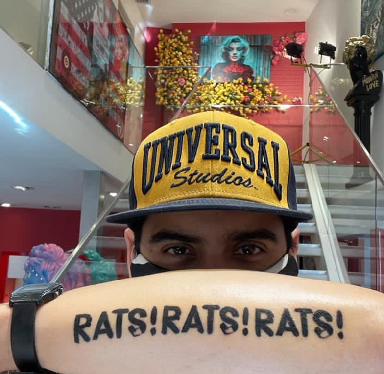 soyrats tatuado y con gorra en galería freak